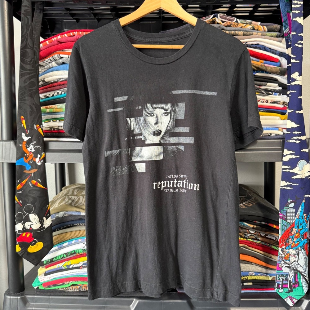 Modern Black Taylor Swift Reputation Stadium Tour T-Shirt Medium